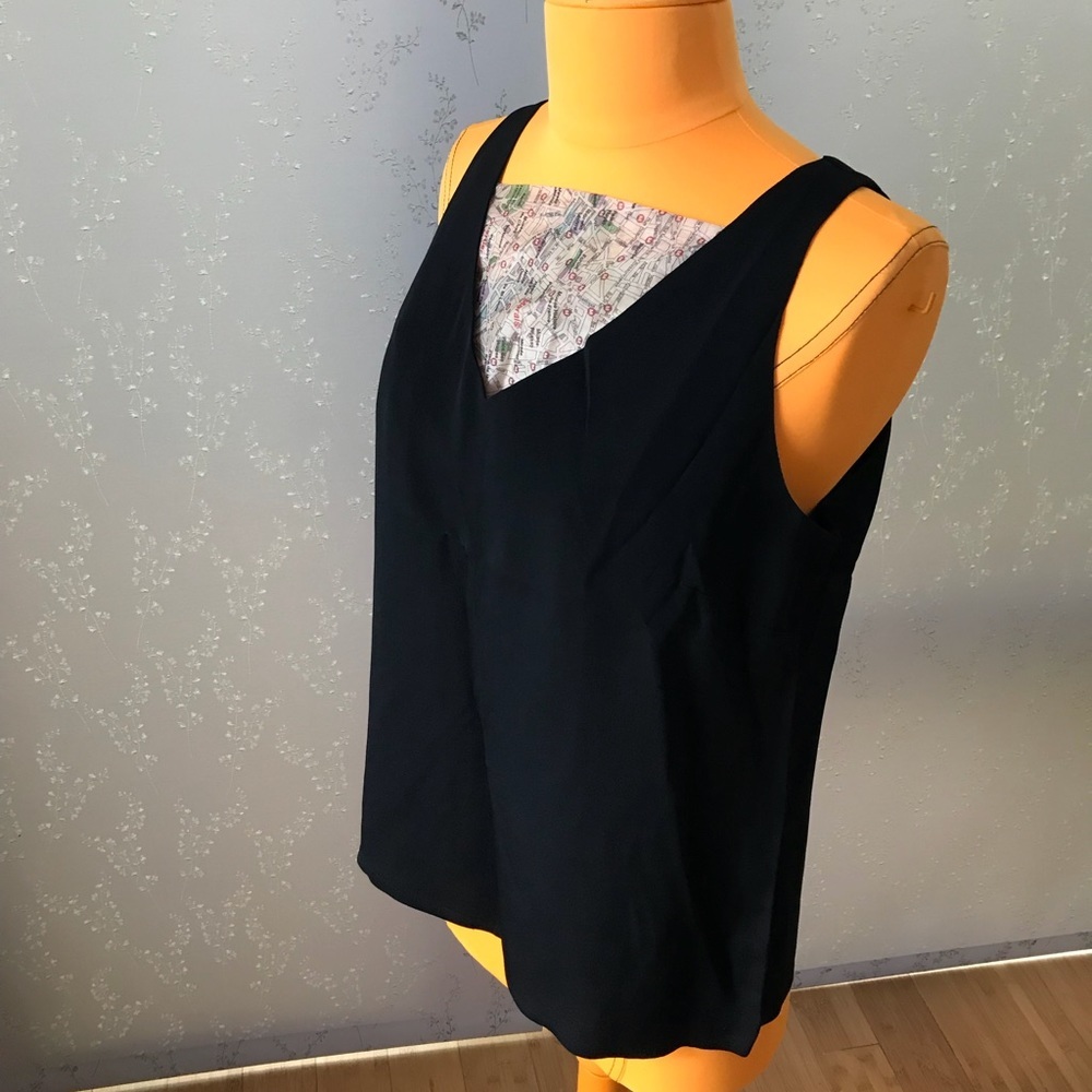 𝅺French Connection v-neck shell SzM